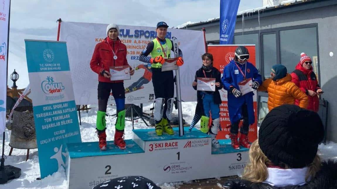Okul Sporları Kayak Türkiye Birincisi Öğrencimiz