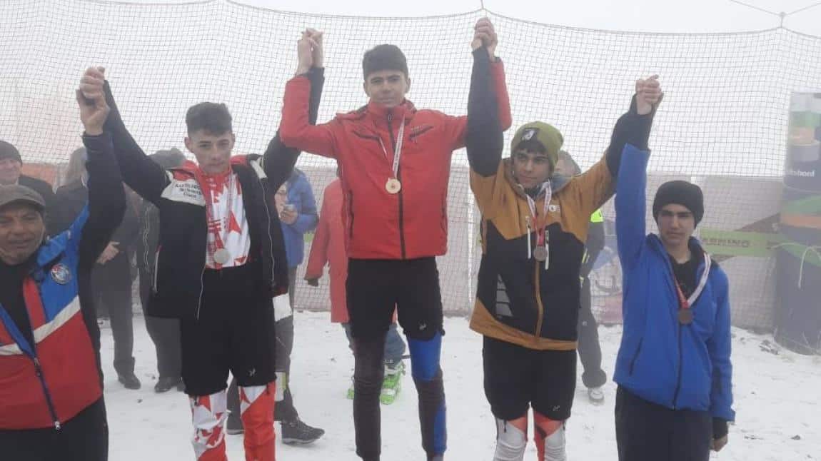 Kayseri İli Okullar Arası Kayak Alp Disiplini Birincisi Öğrencimiz